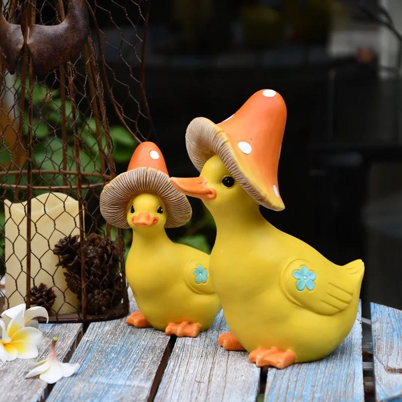 Mushroom Straw Hat Small Yellow Duck Silicone mold Animal Duck Decor Statues Outdoor Courtyard Garden Landscape Home Decor