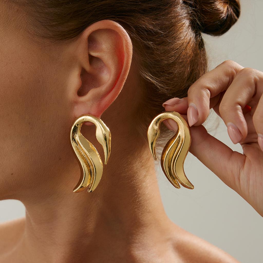 Design Pleated Three-dimensional Flower Coral Stud Earrings Ins Smooth Irregular Disc Earrings