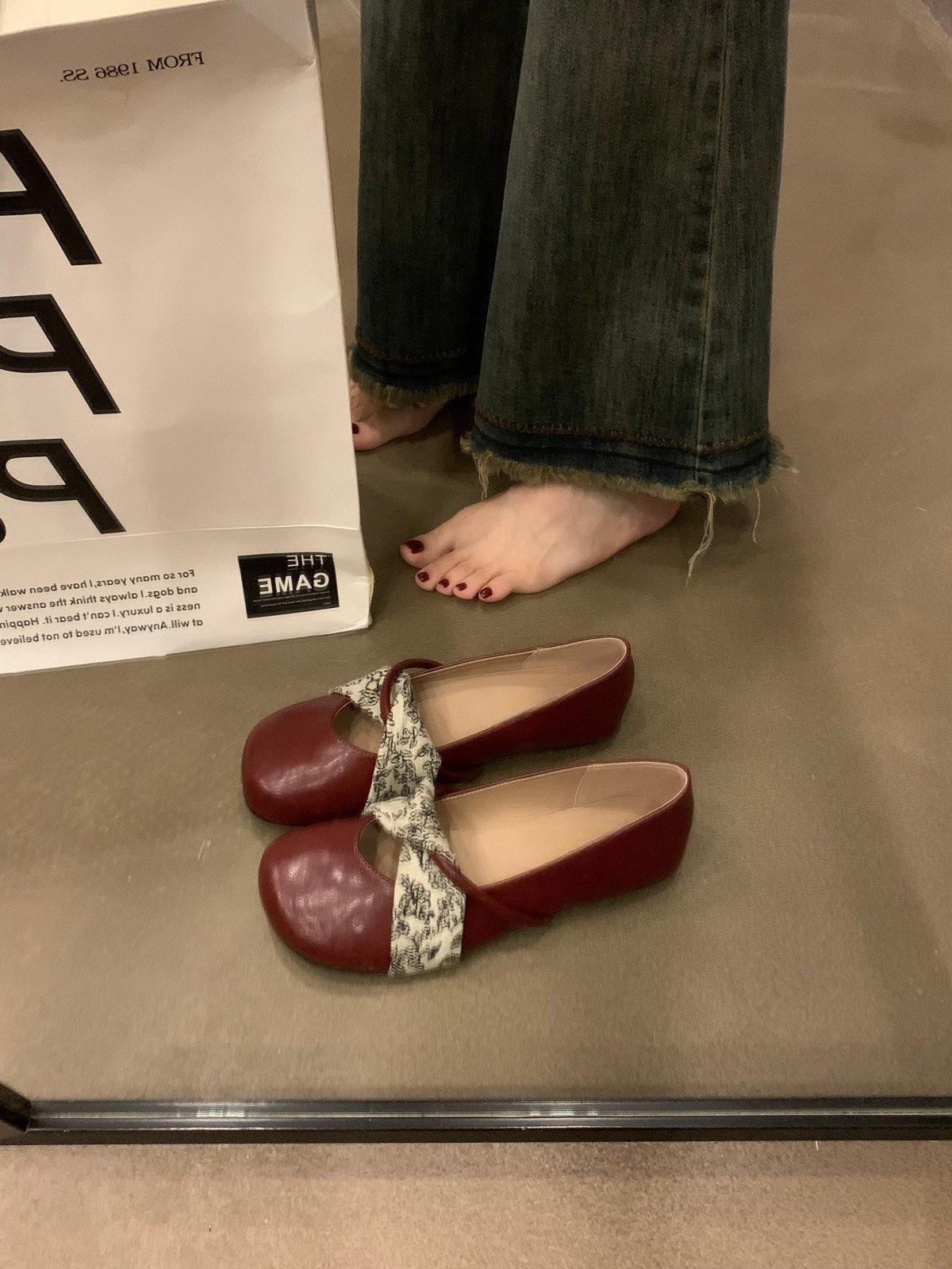 

Retro versatile round head one pedal Mary Jane small leather shoes women s shoes are not tired of commuting grandma shoes flat single shoes 40 червоний