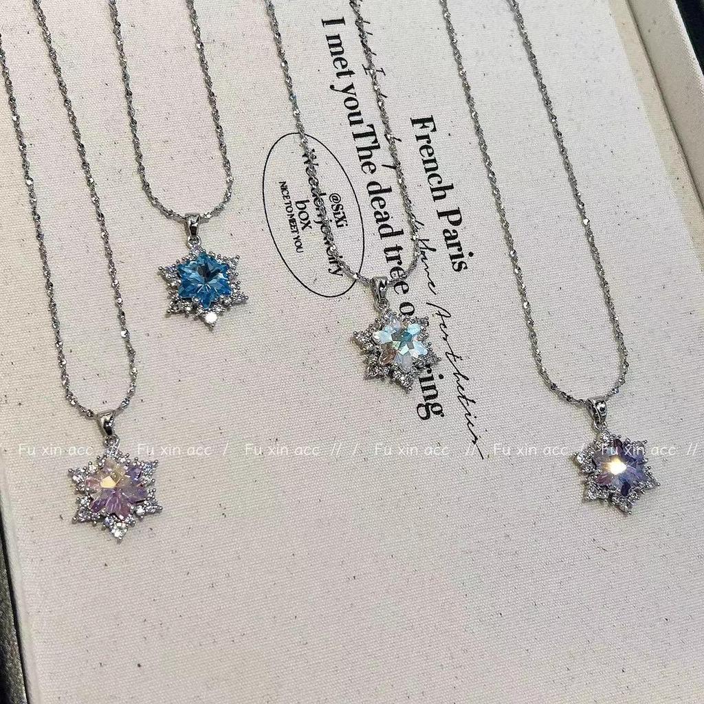 Four-Color Snowflake Necklace: Light Luxury Crystal Pendant, Unique Clavicle Chain for Girls, High-End Versatile Design.
