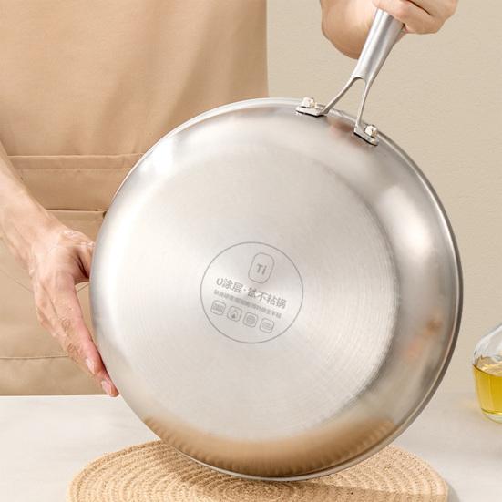 Titanium Frying Pan with Lid Scratch-Resistant Skillet Non-Stick Hammered Cookware for Gas Electric Induction Stoves Healthy Cooking Essential