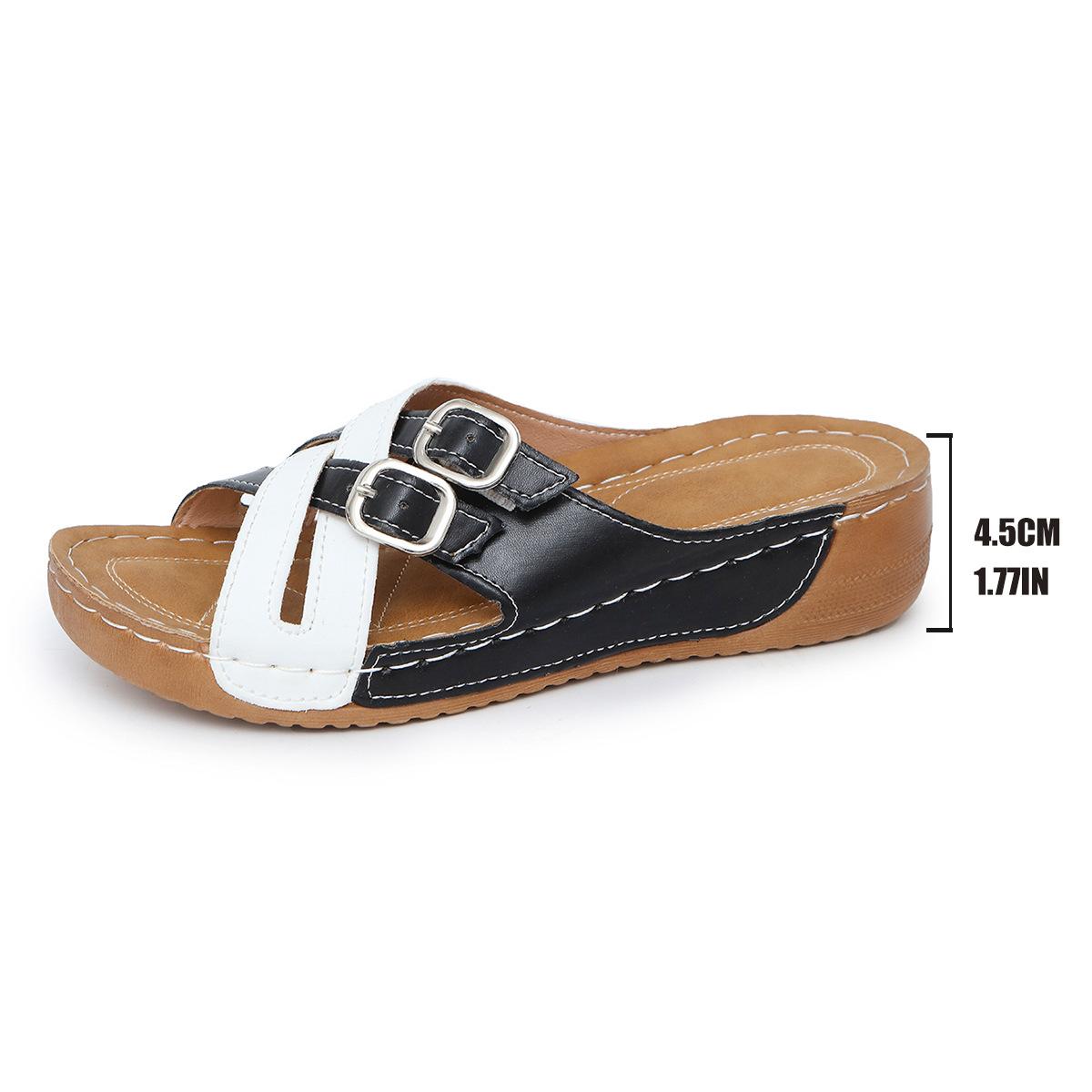 

Европейские и американские тапочки большого размера с плоской подошвой и пряжкой на ремне, новые женские тапочки с толстым дном и наклонным каблуком в форме рыбьего рта, классные тапочки на лето 2025 года 36