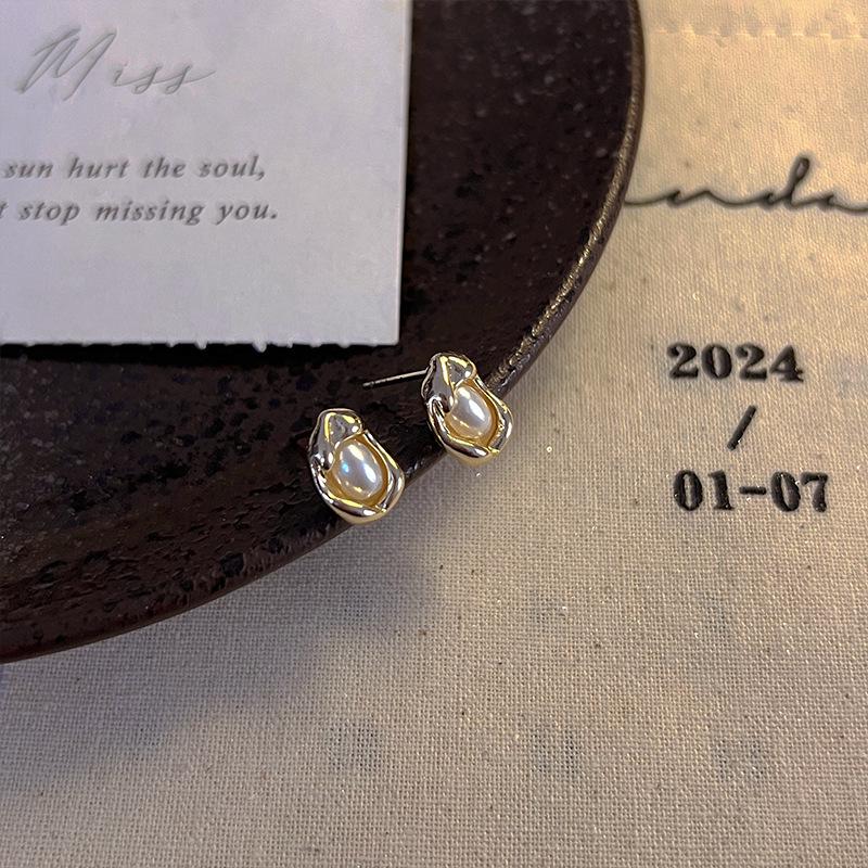 Women's Luxury Textured Metal Hoop Earrings - Versatile Niche Design