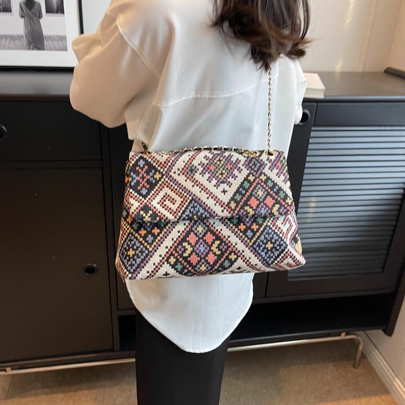 Chic And Stylish Crossbody Bag With Chain Strap For Women In Black Red Blue