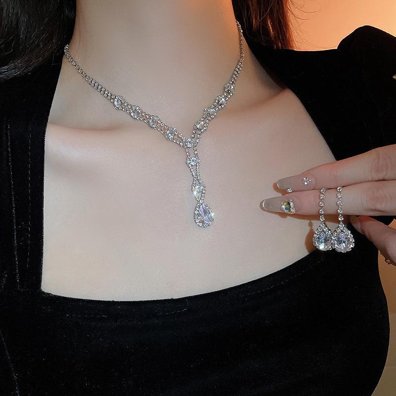 "High-End Luxury Drop Necklace and Earrings Set - European and American Niche Versatile Jewelry"