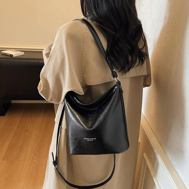 IELGY black PU leather niche design crossbody bucket bag women