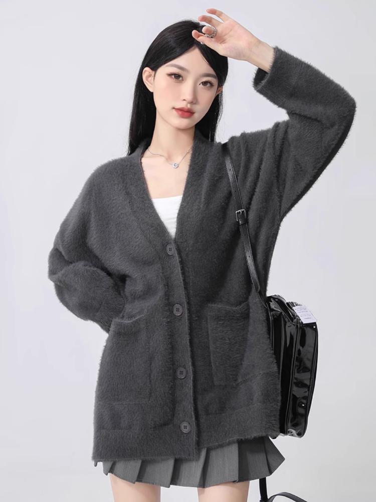 Szary jesienno-zimowy dzianinowy kardigan damski luźny, miękki i elastyczny sweter w stylu casualowym z kołnierzykiem w serek