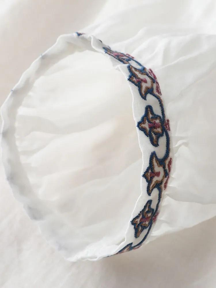 Damen Baumwoll- & Leinen besticktes V-Ausschnitt Sommeroberteil mit Dreiviertelärmeln und Bindekragen.