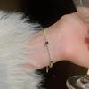 Elegantes Zirkonia-Blumenarmband: Pendelarmreif mit einem hochwertigen, modischen Design