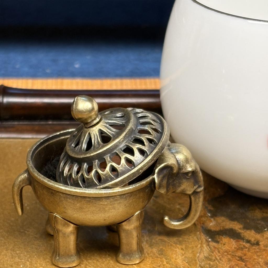 Creative Metal Mini Aromatherapy Furnace, Home Indoor Zen Tea Ceremony Decoration, Elephant Shape Small Incense Burner, 4CM, 1Pc