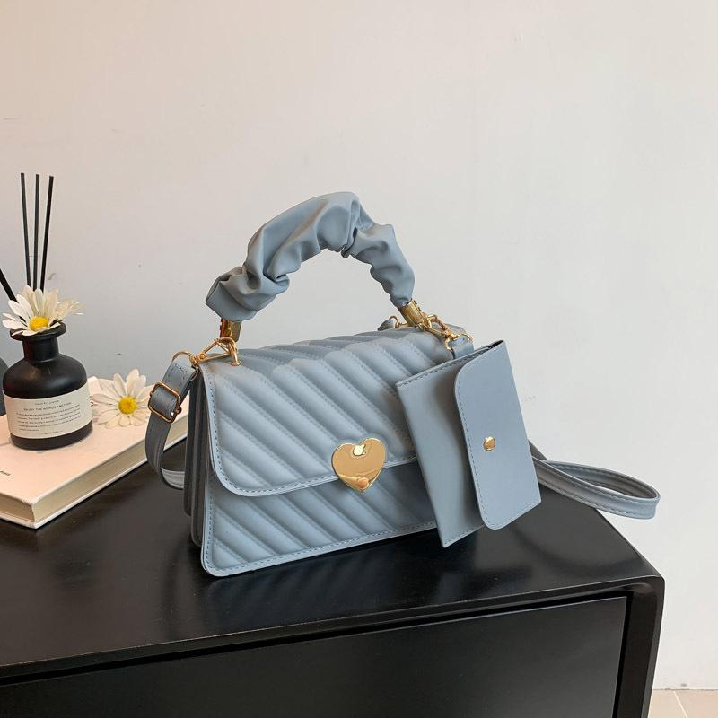 

Solid color simple texture pleated handbag 2025 spring new versatile ins shoulder messenger bag small square bag women синий