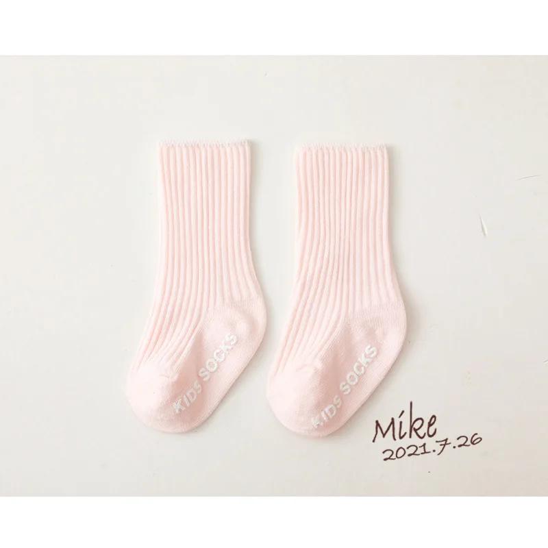 Herbst Winter Baby Mädchen Junge Einfarbig Weiß Buchstabe Bodensocken für 0-3J Kleinkinder Kinder Neugeborenes Baby Weiche Baumwolle Rutschfeste Strümpfe