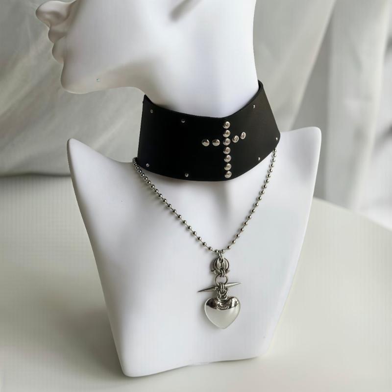 Heart Pendant Necklace, Silver Tone 304 Stainless Steel Y2K Clavicle Chain for Daily Outfits, Styling Variety, Commuting, Parties and Casual Wear