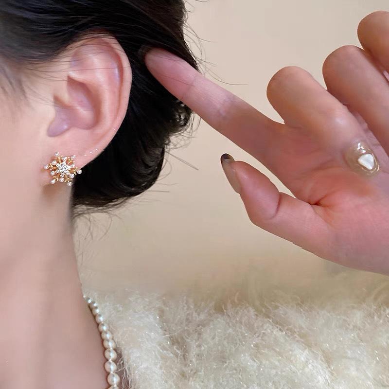 Snowflake pearl earrings temperament light luxury simple earrings small fresh stud earrings no holes advanced retro square round face