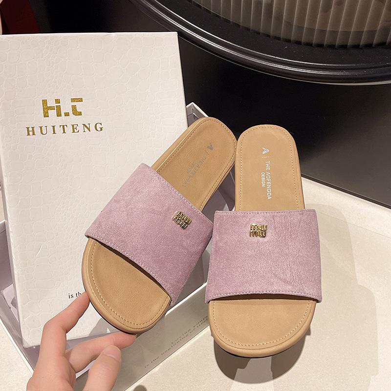 French Xiaoxiangfeng flat-bottomed cool slippers women's 2025 summer new casual versatile beach wear one-word cool slippers