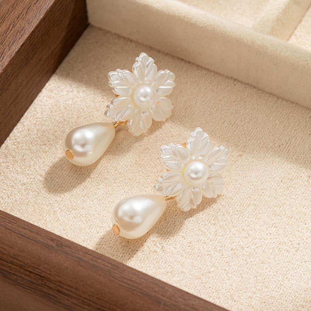 1 pair of French retro flower water drop pearl stud earrings, light luxury elegant socialite style earrings