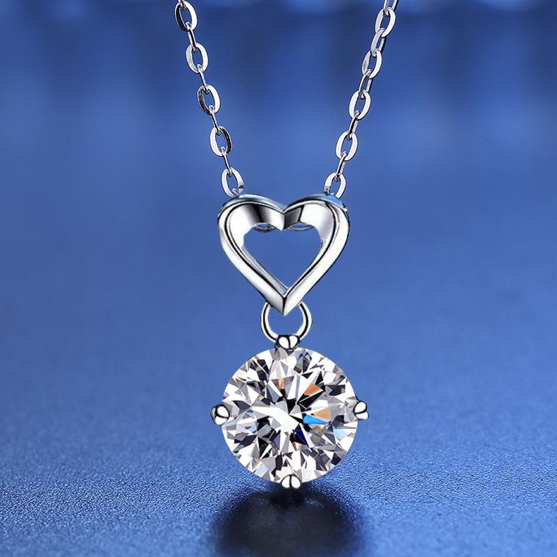 925 Sterling Silver Heart-shaped Moissanite Necklace Women Pendant Niche Elegant Collarbone Pendant 925 silver