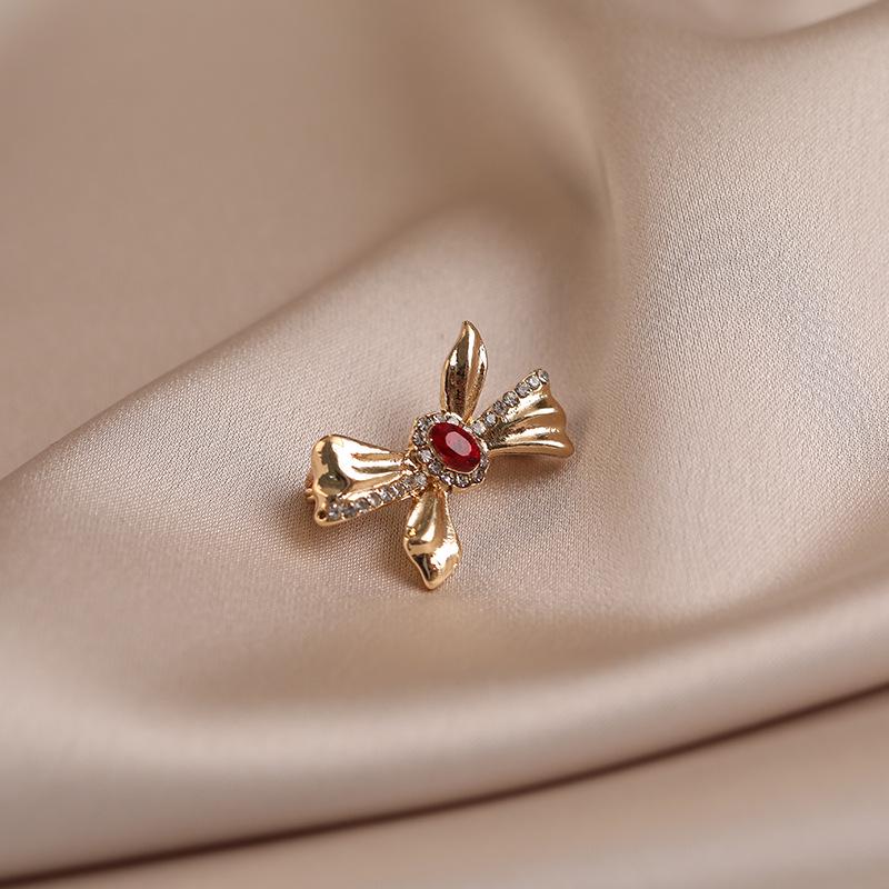 Elegant Butterfly Brooch: Luxurious Suit Accessory & Stylish Corsage for Women