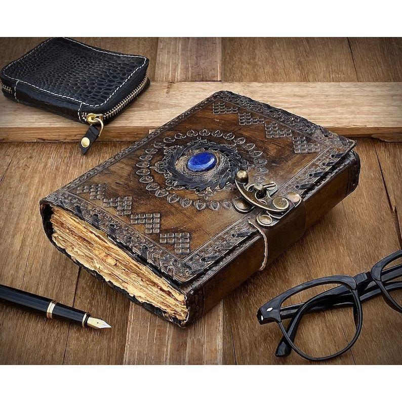 Vintage Skórzany Dziennik z Lapis Lazuli | Papier Antyczny | Zamknięcie na Kluczyk | Grimuar, Księga Cieni Wicca, Szkicownik