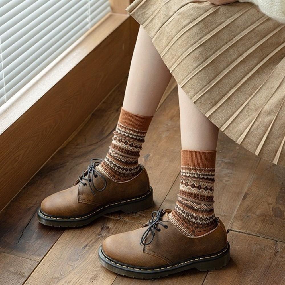High Quality Retro Fair Isle Christmas Socks Cotton Thickened Middle Tube Socks Colour Blocking Striped Socks for Men And Women