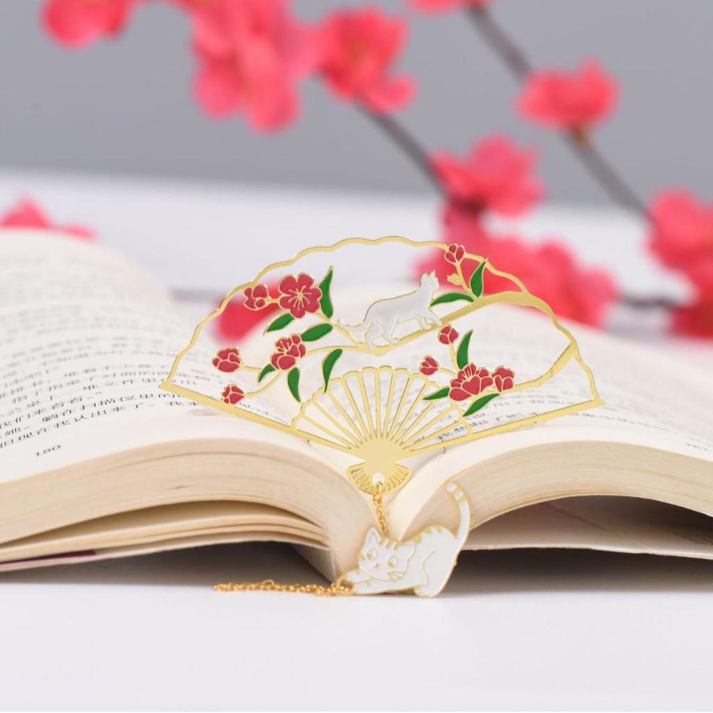 Brass Hollow Carved Foldable Fan Bookmark: Chinese Style Cultural Creative Gift