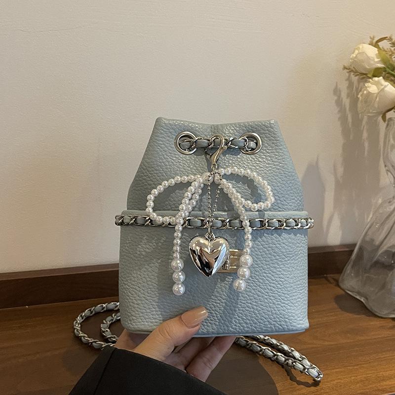 Chain bag women's spring new niche design single shoulder messenger bag is now popular bucket bag
