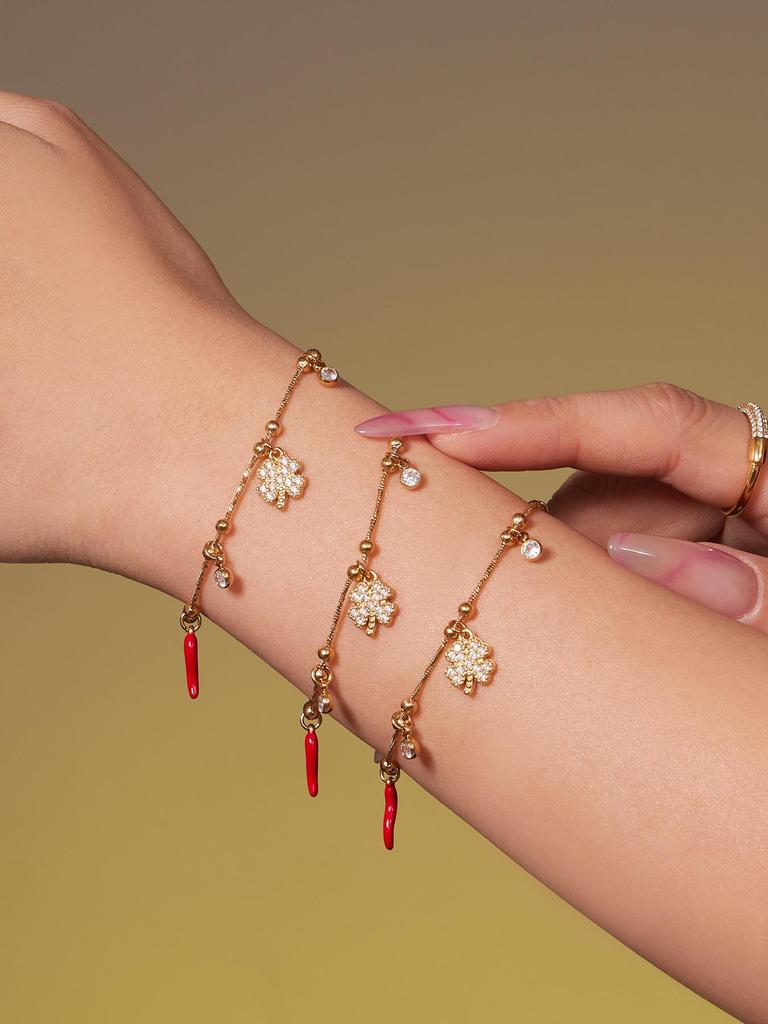 Pulseira com Pingente de Trevo em Aço Inoxidável Banhado a Ouro 18K com Zircônia, Corrente Cobra e Contas