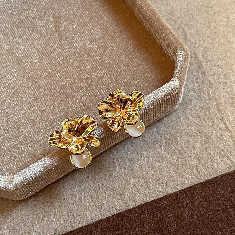 Women's Luxury Niche Design Golden Petal Earrings French Retro Metal Opal Flower Stud Earrings for Women Elegent Jewelry Gifts