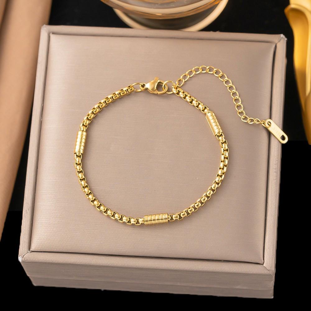 Moda Europeo-Americana Collana a Strati con Catena Piatta a Maglia Serpente a Tre Strati per Donna - Catena Clavicola con Croce in Metallo
