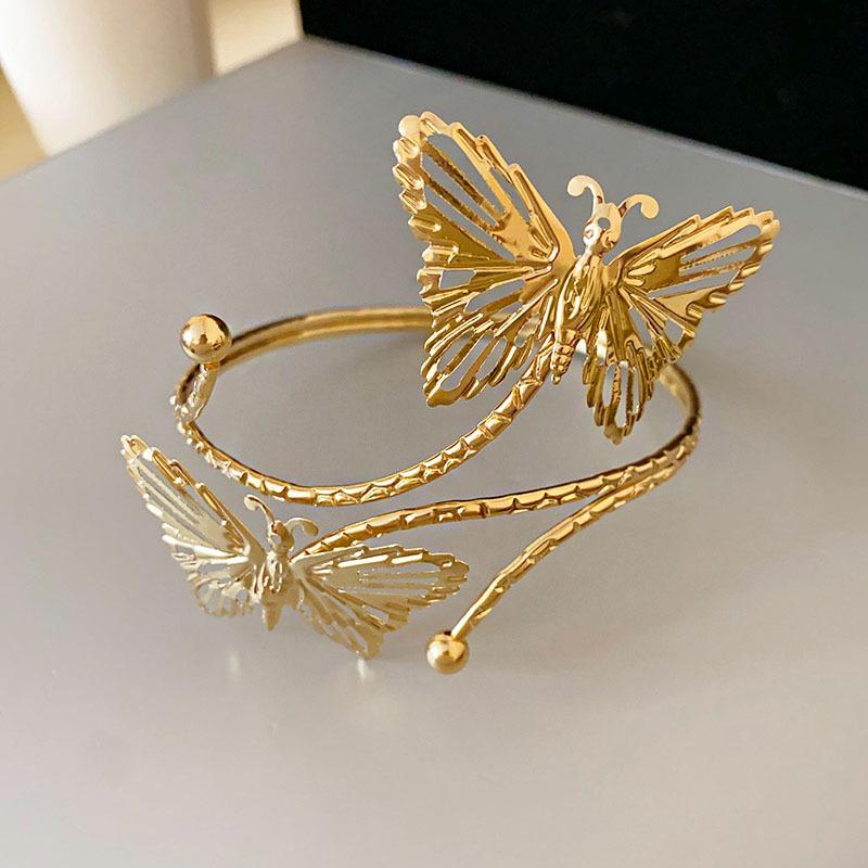 European & American Pleated Metal Bangle: Elegant Cold-Style Bracelet with High-End Luxury Design