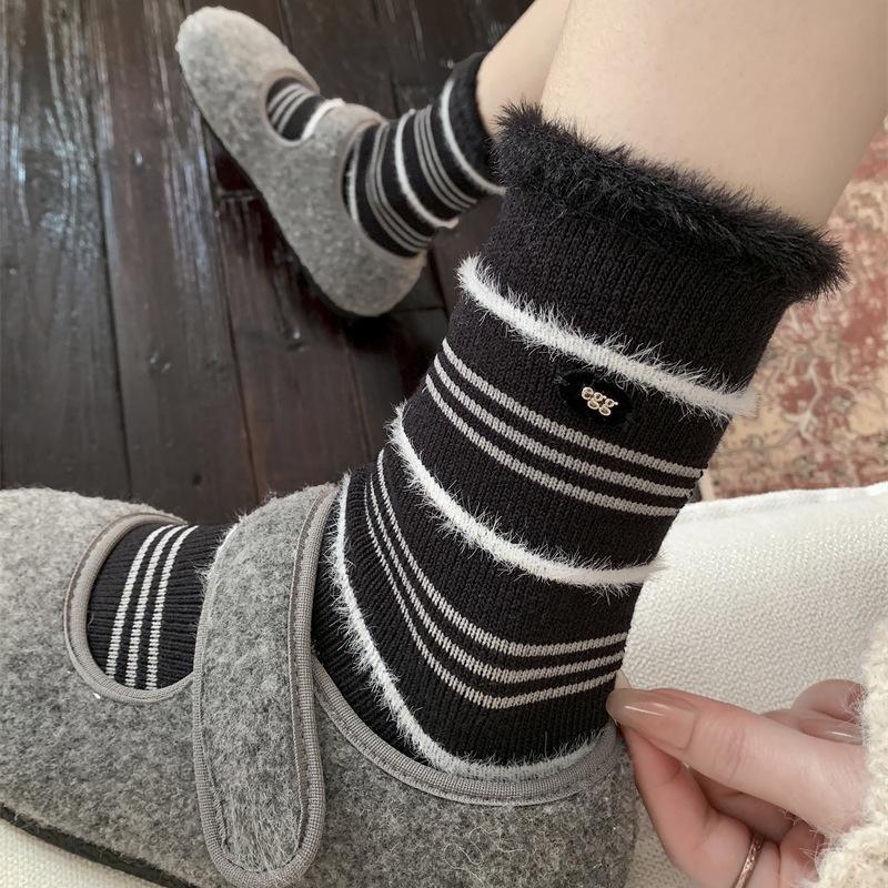

Wool Egg Button Striped European Goods Vintage Mink Fleece Splicing Wool Socks Foreign Style Versatile Mid-Leg Socks One size fits all чорний