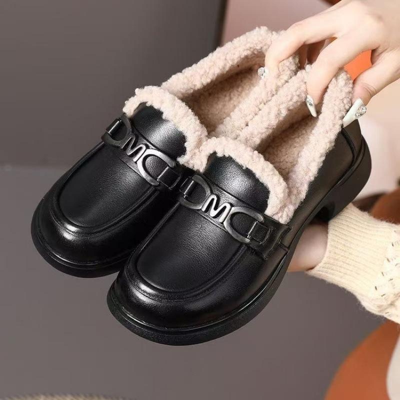 

2025 winter new leather fur shoes comfortable and warm loafers round head low heel large size metal decoration women 40 чорний