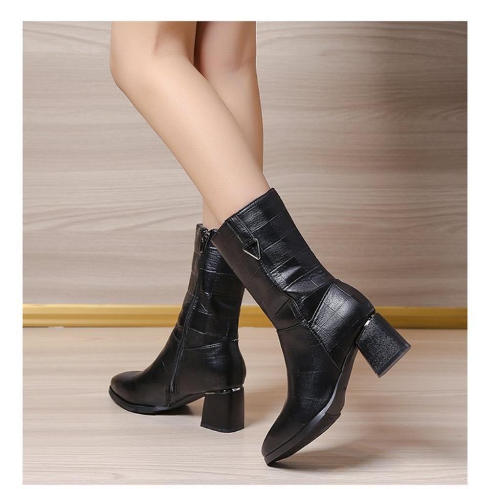 

Модная женская обувь. Удобные модные ботинки в стиле ретро на толстом каблуке. Повседневные ботинки до середины рукава с боковой молнией в британском стиле.