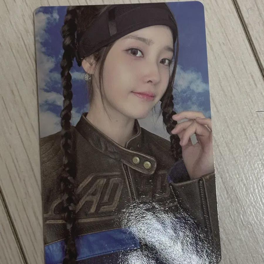 

Iu Photocard