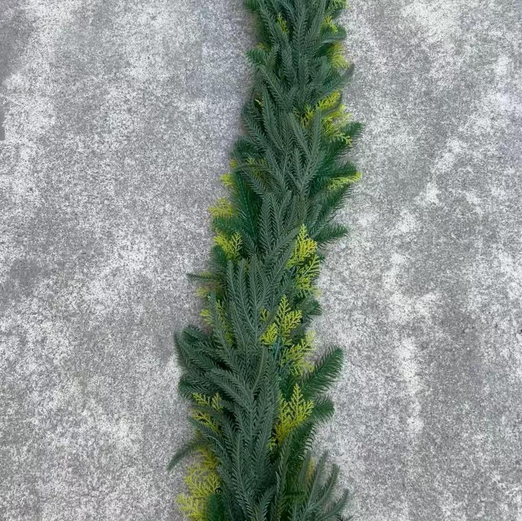 Nofox Rattan Pine Needle Christmas Wreath Decoration