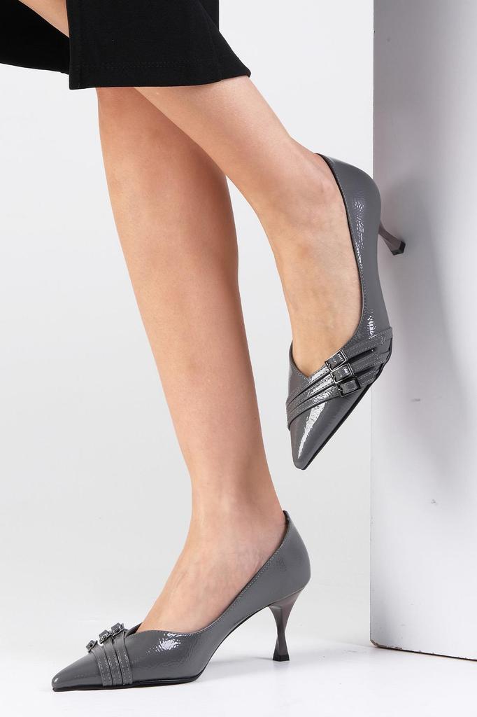 Damenmode, klassische High Heels, Shirley, burgunderfarbenes Lackleder, spitze Zehenschuhe mit Absatz und Schnallenzubehör