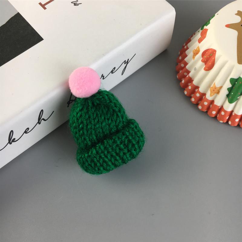 

Мини вязаные рождественские заколки для волос и шляпки из крышек от бутылок