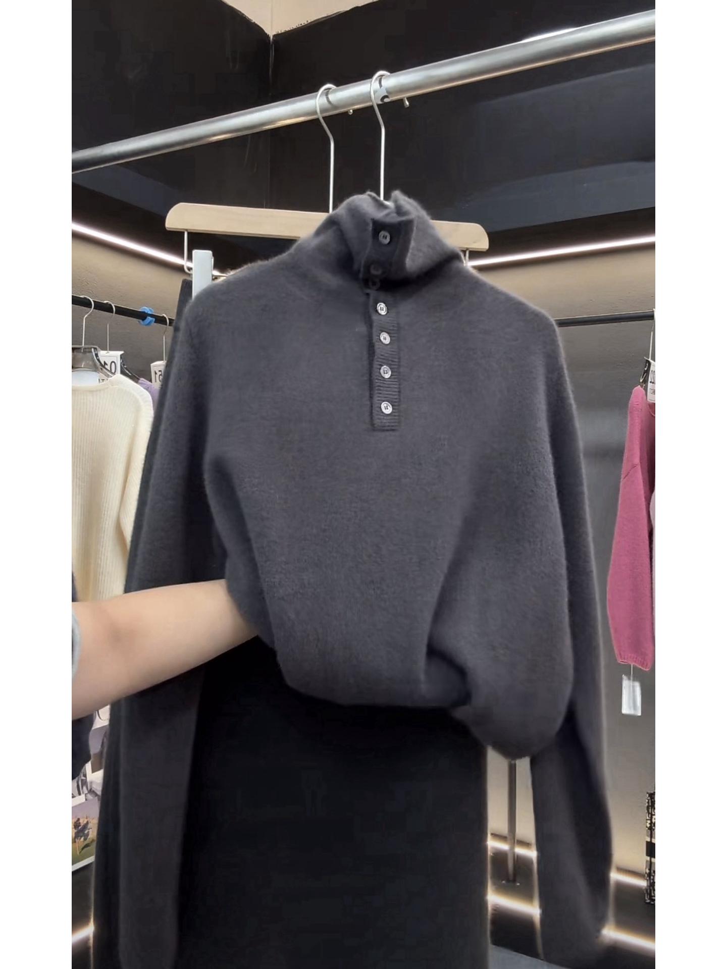 

Женский серый шерстяной свитер с высоким воротником: Мягкий трикотаж, расслабленный стиль, элегантный дизайн на пуговицах для осени и зимы Extra Large