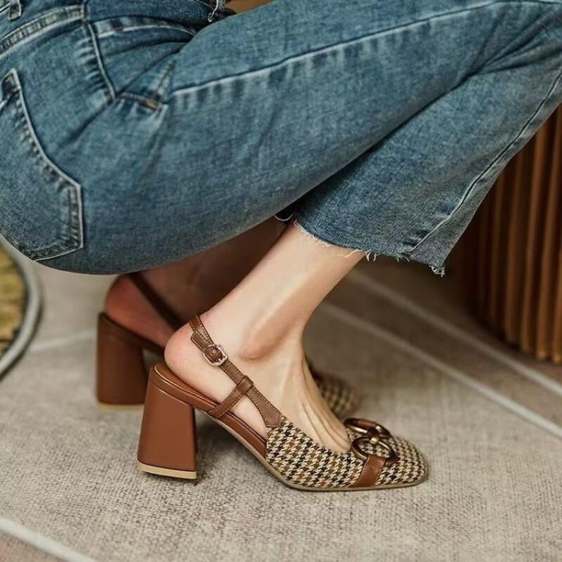 Mode Französisch Retro Eckige Zehenpartie Pferde-Schnalle Farbblock Sandalen Damen Sommer 2025 Neu Baotou Klobige Absätze Karomuster