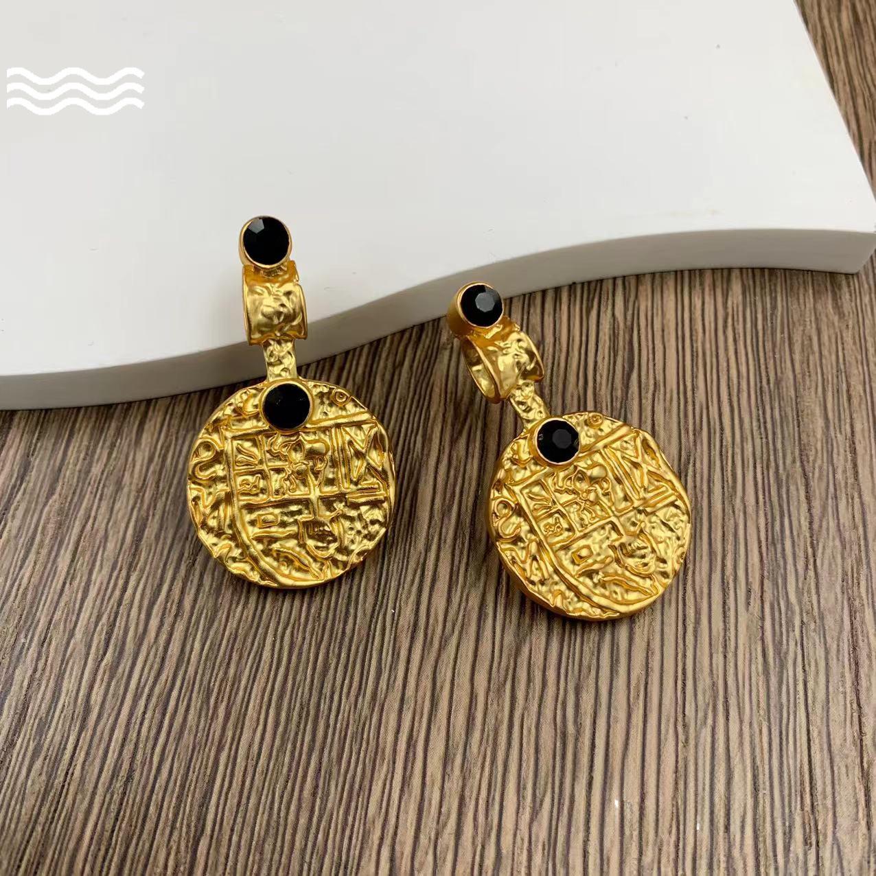 

Винтажный комплект из ожерелья и серег в виде пчелы черного и золотого цвета — литературный ретро-стиль с длинными бусинами.