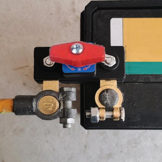 Car Battery Power Cut-Off Switch Breaker 12V/24V Battery Disconnect Switch Universal Power Cut Off with Rotating Terminals for Cars Trucks & Boats