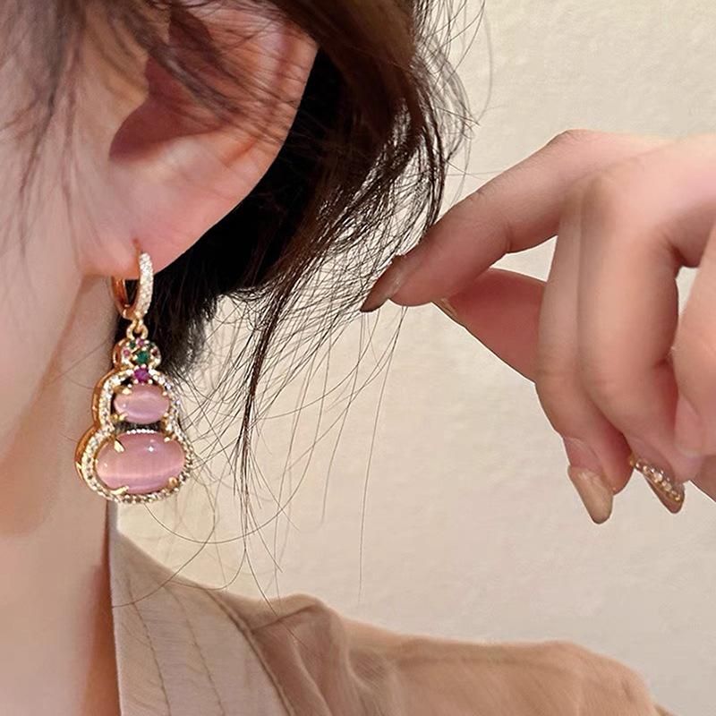 New Chinese-style pink gourd ear clips without ear piercings, fashionable retro ear buckles, long earrings, high-end mosquito coil disc earrings.