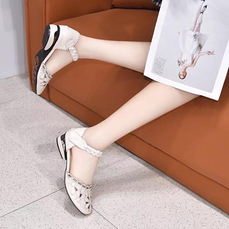 Round head soft sole mother shoes bag head hollow sandals spring autumn and summer word belt hollow women's leather shoes versatile single shoes