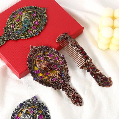 Tavus Kuşu Tasarımı Makyaj Aynası ve Tarak (2 Adet/Set) - Yuvarlak Şekil Kabartmalı Metal El Tipi Stil