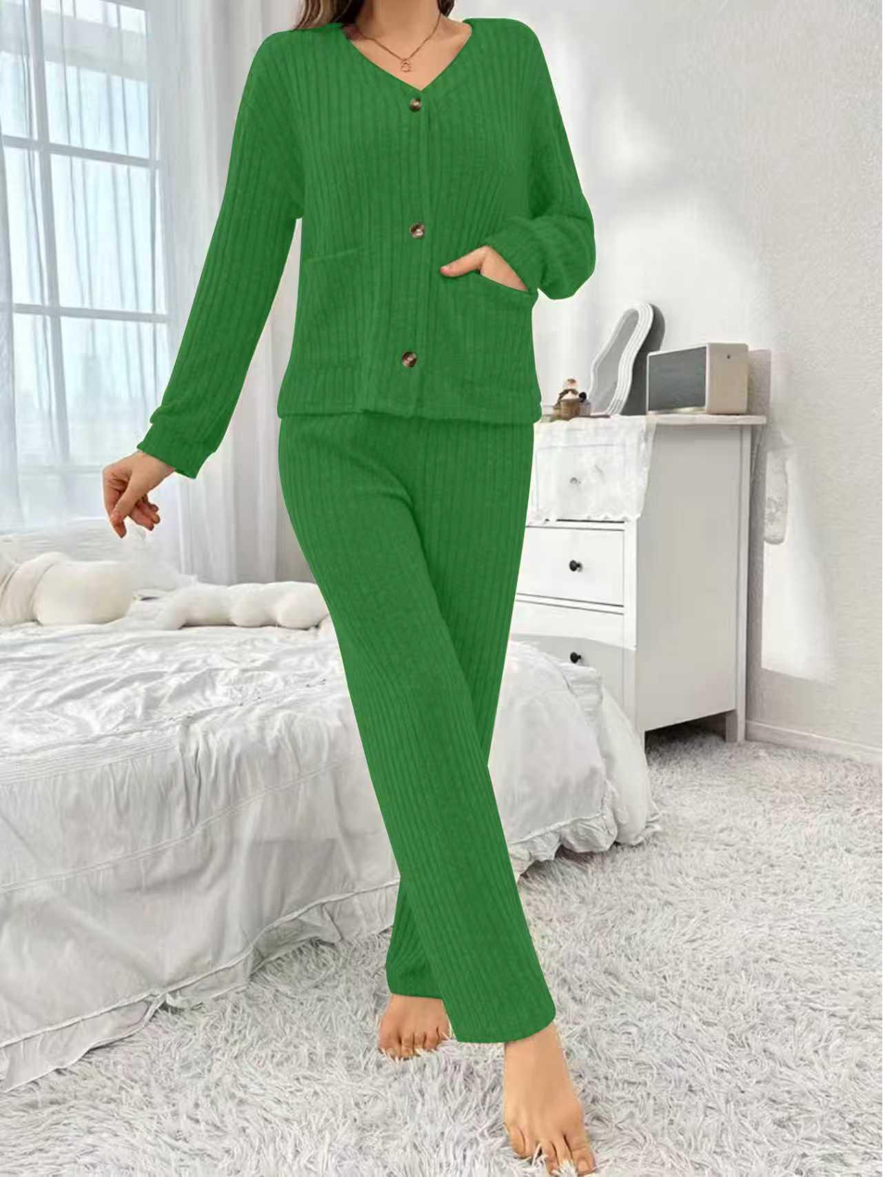 

Plus Size Women s Ribbed Pocket Two-Piece Set: Solid Color, Button Detail 2XL зелений