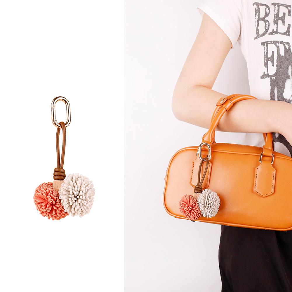 Portachiavi e Ciondolo per Borsa con Nappa a Forma di Palla di Bacca di Bayberry in Stile Zhang Yuanying