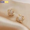 Pendientes de tuerca de circonita de lujo ligero Pendientes geométricos huecos de cruz simple Joyería exquisita para las orejas Regalos para mujeres