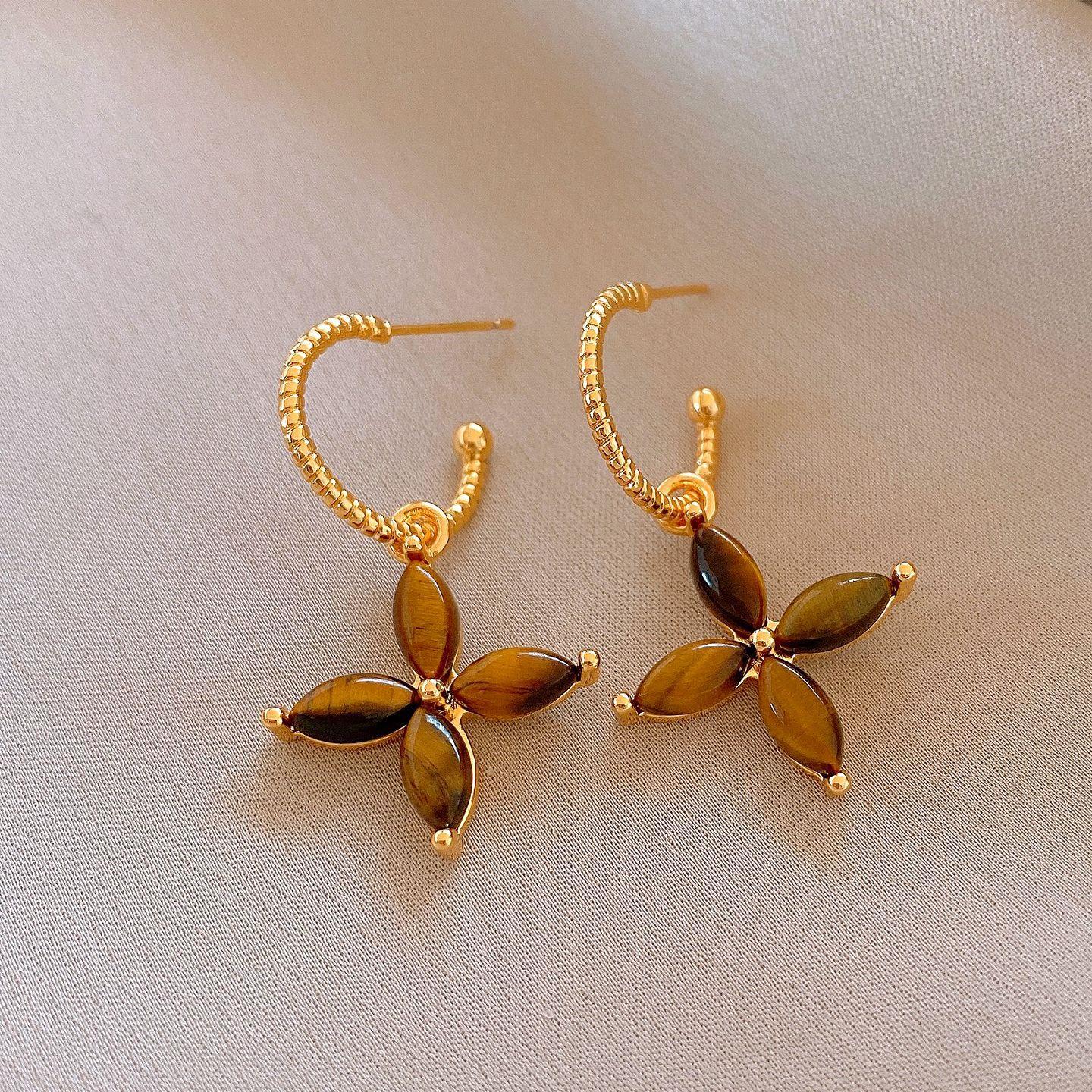 

Maillard style retro C-shaped tiger s eye stone flower earrings, stud earrings, personalized temperament earrings.