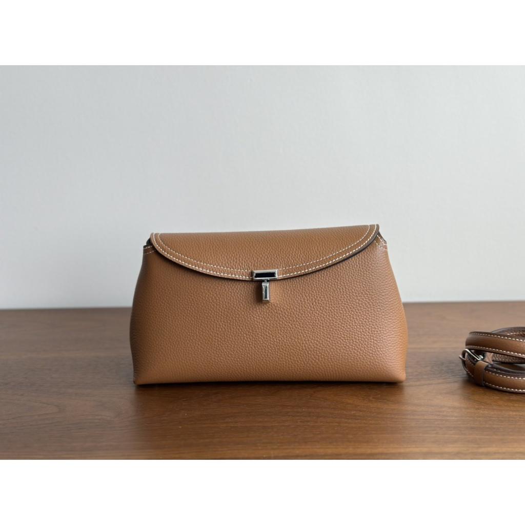 Borsa a tracolla/a spalla da donna Kazilan in camoscio di nicchia Toteme piccola in pelle di mucca con patta, chiusura a fibbia, grande capacità