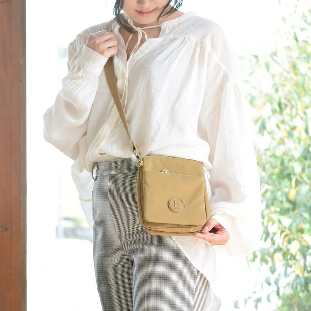 [Barcos] Lightweight Shoulder Bag - Perfect for storing your smartphone and wallet Enjoy light travel with this pochettetravel bagsub-bag in green.